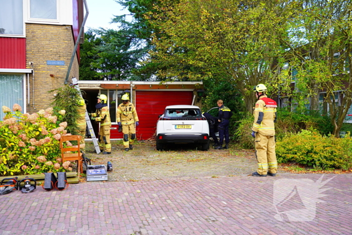 Automobilist rijdt tegen garage muur