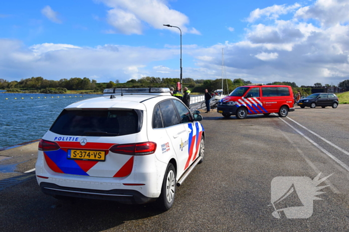 Personenauto te water door vergeten handrem