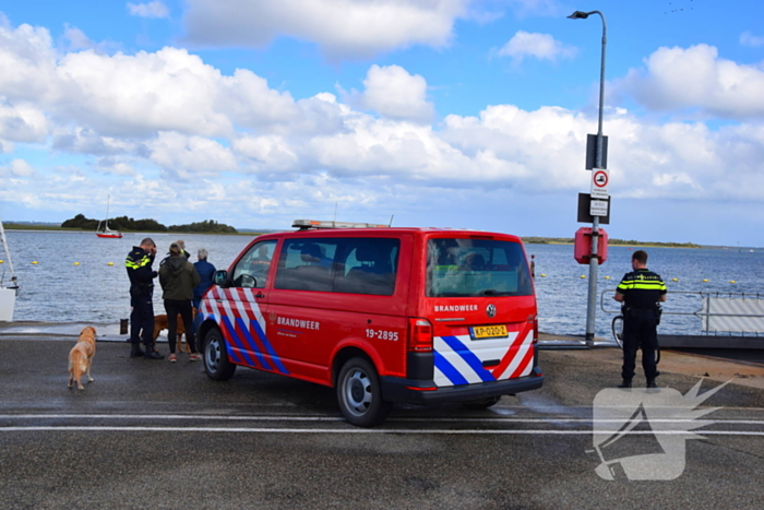 Personenauto te water door vergeten handrem