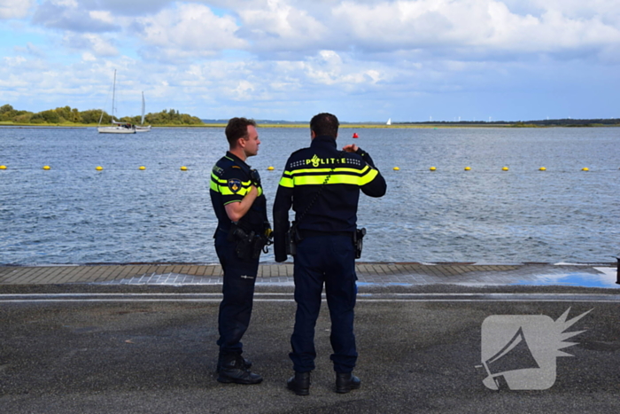 Personenauto te water door vergeten handrem