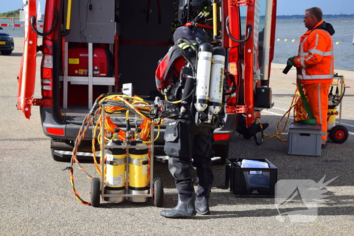 Personenauto te water door vergeten handrem