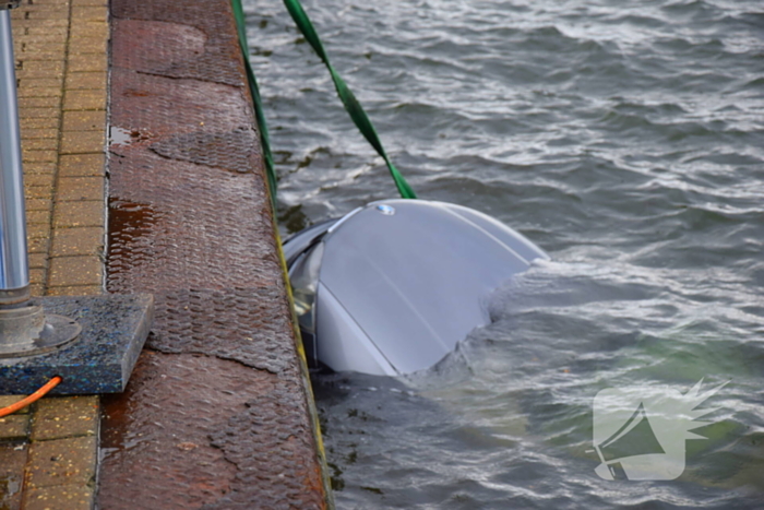 Personenauto te water door vergeten handrem