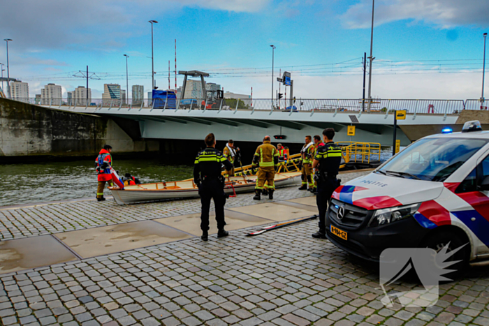 Watertaxi haalt te water geraakte personen uit water