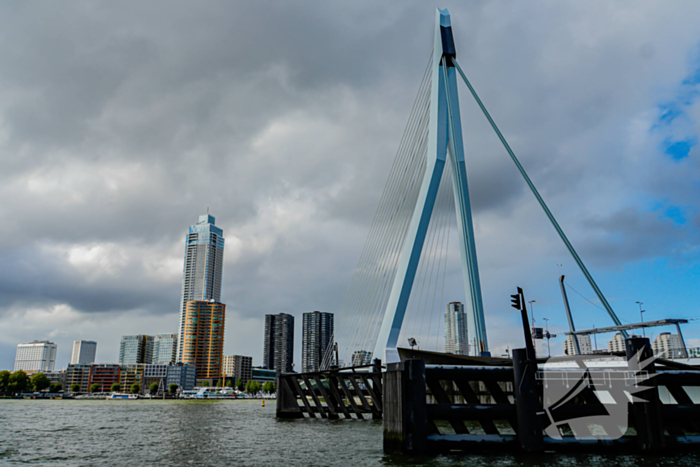 Watertaxi haalt te water geraakte personen uit water