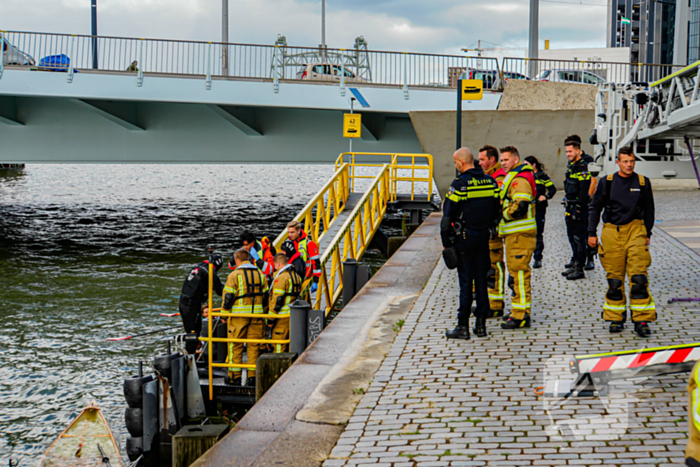 Watertaxi haalt te water geraakte personen uit water