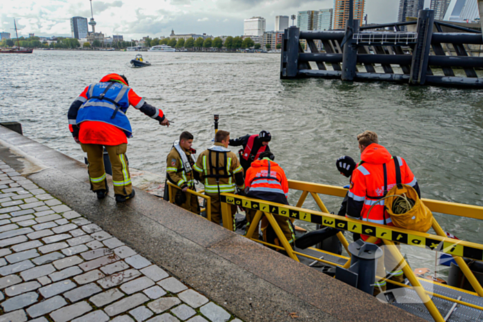 Watertaxi haalt te water geraakte personen uit water