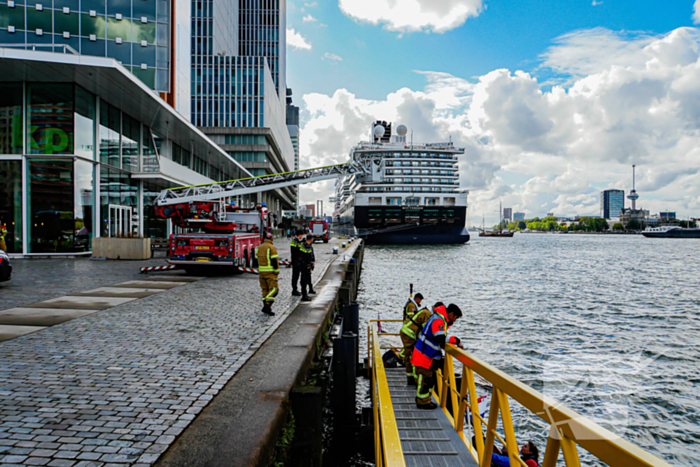 Watertaxi haalt te water geraakte personen uit water