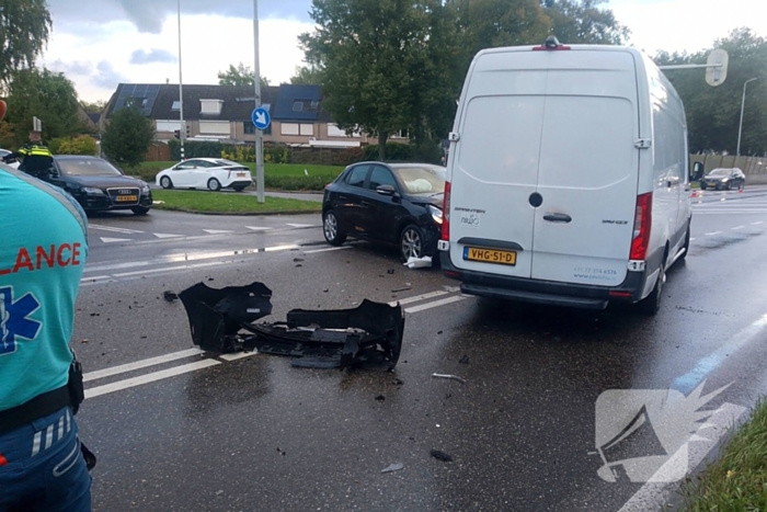 Schades na botsing tussen bezorger en automobilist