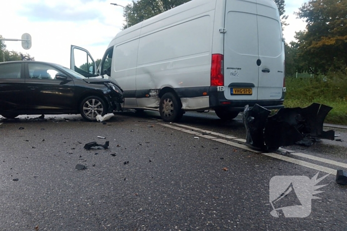 Schades na botsing tussen bezorger en automobilist