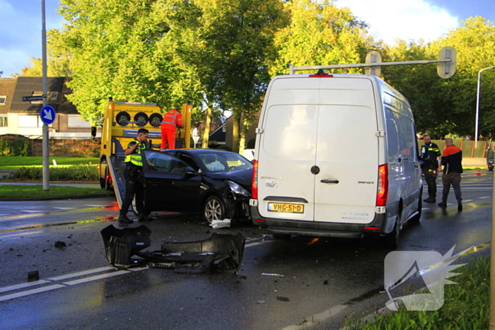 Schades na botsing tussen bezorger en automobilist