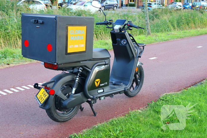 Bezorger op scooter en fietser in botsing