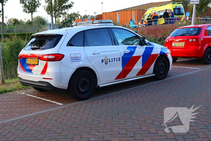 Bezorger op scooter en fietser in botsing