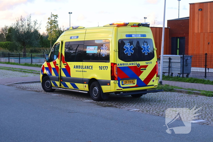 Bezorger op scooter en fietser in botsing