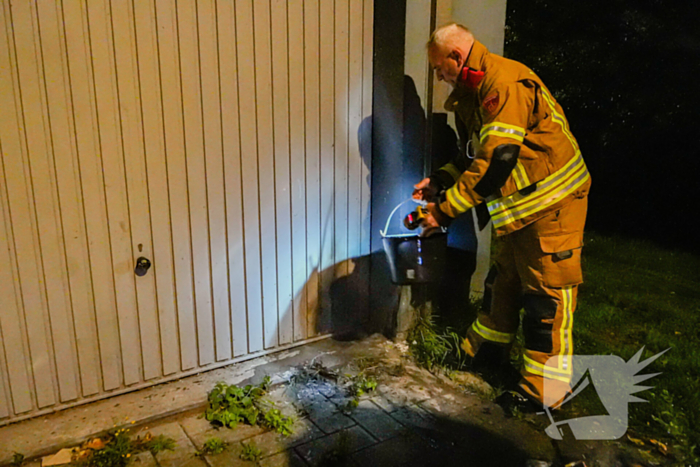 Schoolboeken in brand gestoken