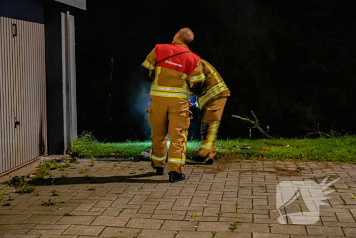 Schoolboeken in brand gestoken