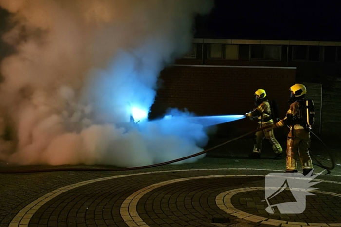 Twee auto's volledig uitgebrand