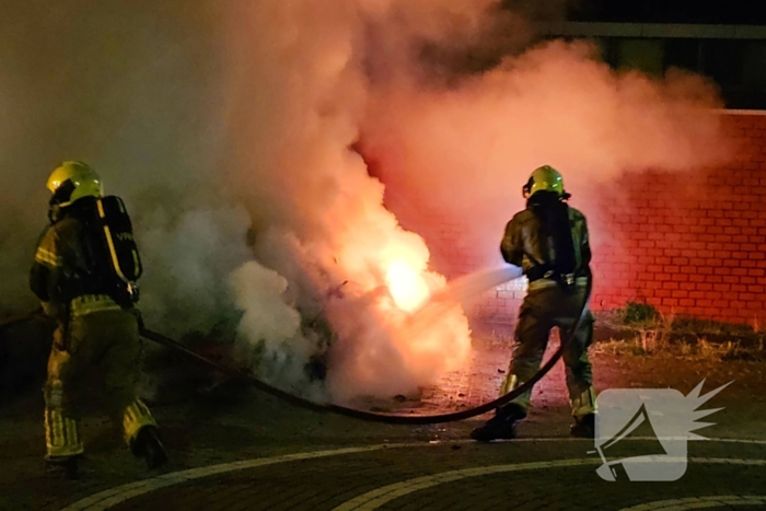 Twee auto's volledig uitgebrand