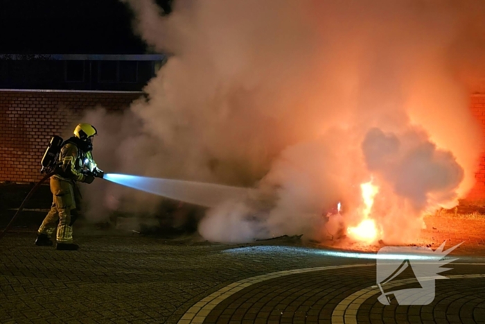 Twee auto's volledig uitgebrand