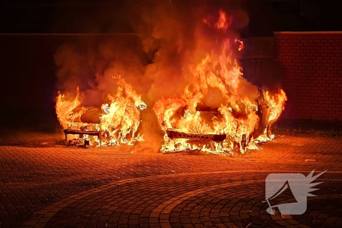 Twee auto's volledig uitgebrand