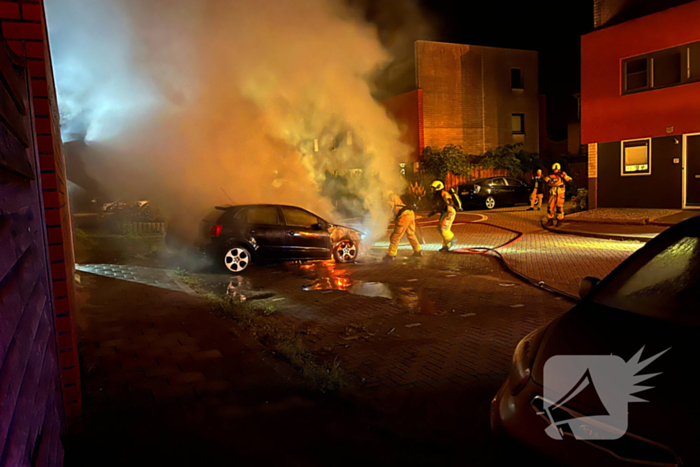 Twee auto's volledig uitgebrand