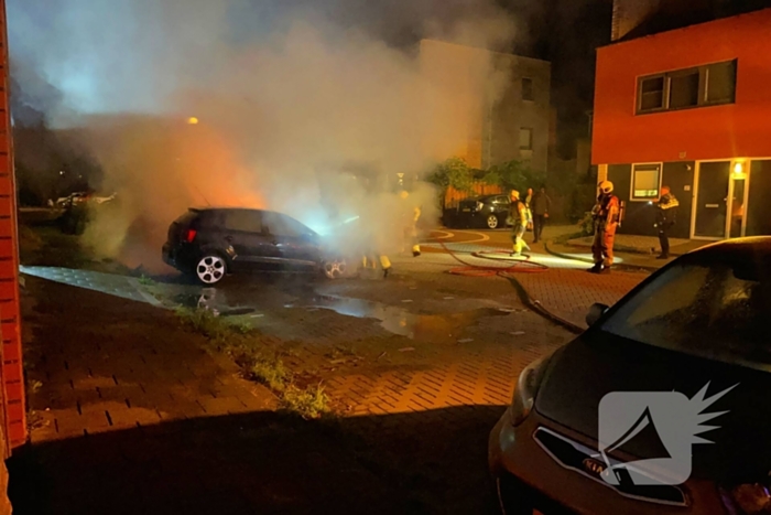 Twee auto's volledig uitgebrand