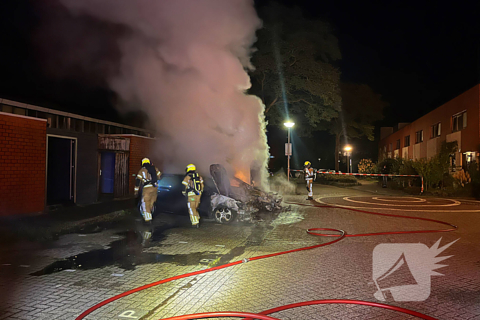 Twee auto's volledig uitgebrand