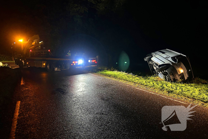 Bestuurder bestelbus verliest macht over het stuur