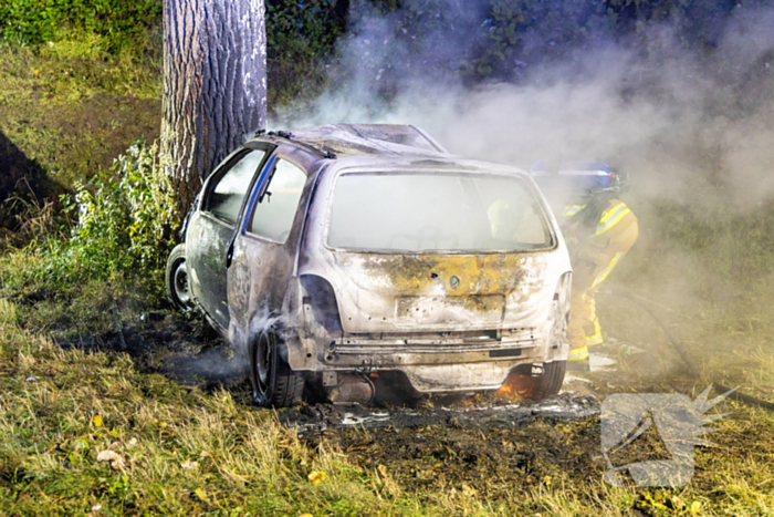 Auto vat vlam na ongeval, bestuurder zwaargewond