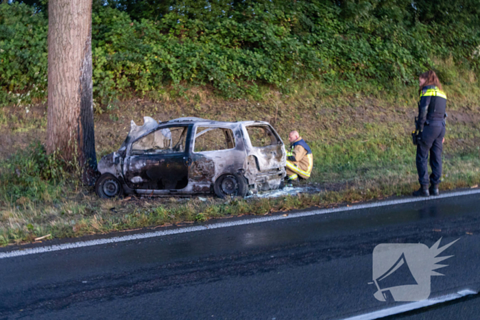 Auto vat vlam na ongeval, bestuurder zwaargewond