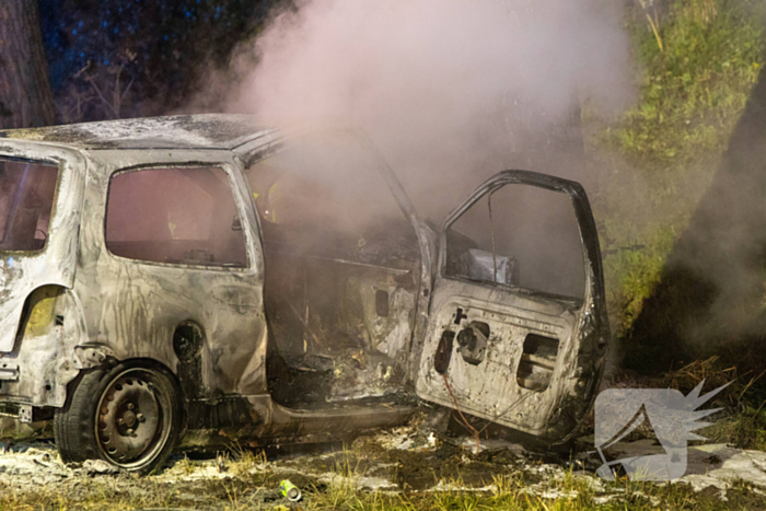 Auto vat vlam na ongeval, bestuurder zwaargewond