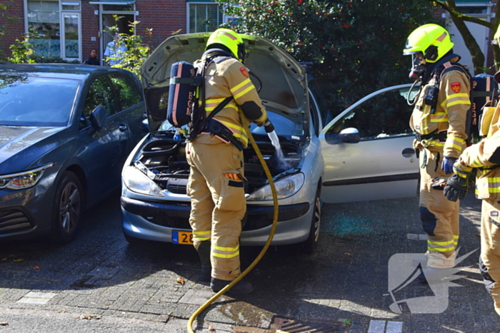 Brand onder motorkap snel onder controle