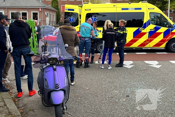 Scooterrijder en automobilist met elkaar in botsing