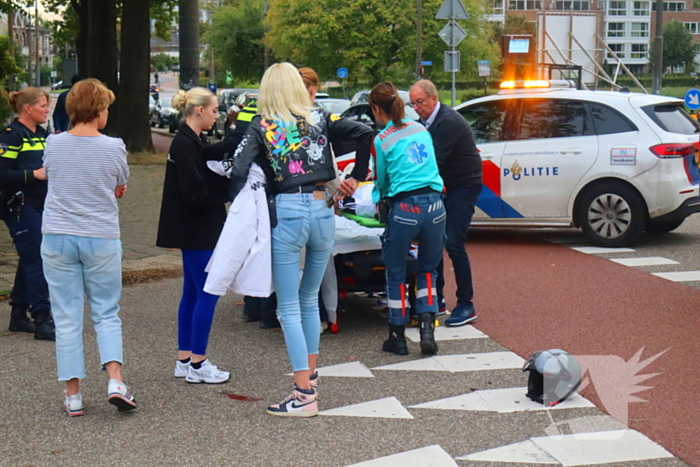 Scooterrijder en automobilist met elkaar in botsing