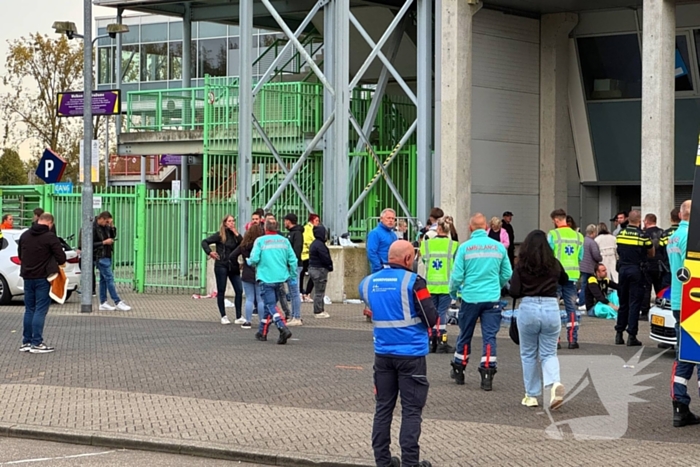 Meerdere supporters onwel in bus hulpdiensten massaal ingezet bij stadion