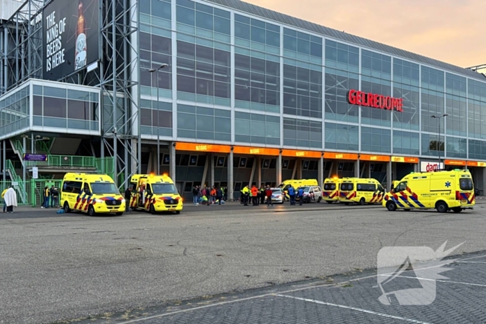 Meerdere supporters onwel in bus hulpdiensten massaal ingezet bij stadion