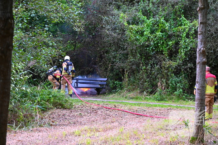 Brandweer blust brandende houten bank