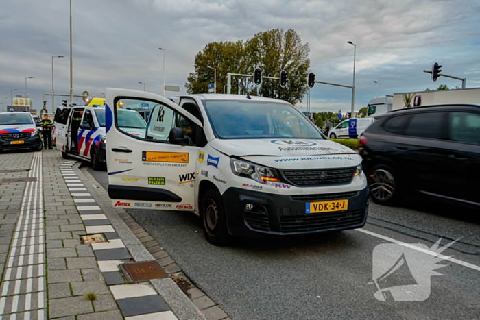 Fietser geschept nadat bestelbus door rood reed