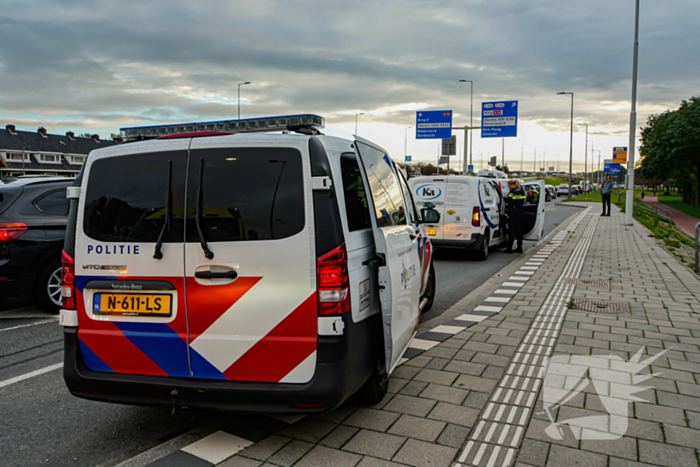 Fietser geschept nadat bestelbus door rood reed