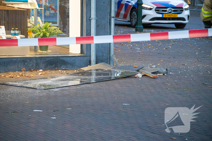 Bakwagen rijdt tegen glazen afdak