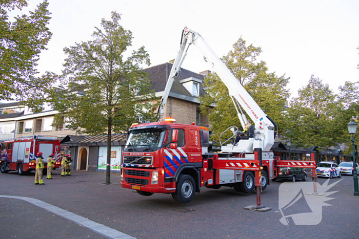 Bakwagen rijdt tegen glazen afdak