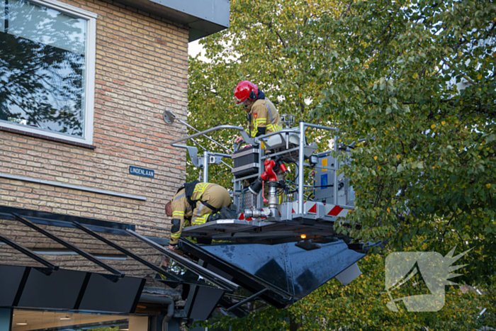 Bakwagen rijdt tegen glazen afdak