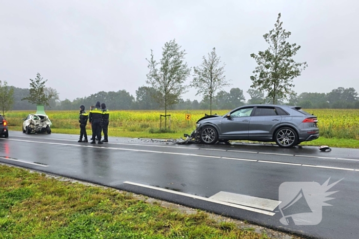 Auto's zwaar beschadigd na kop-staartbotsing