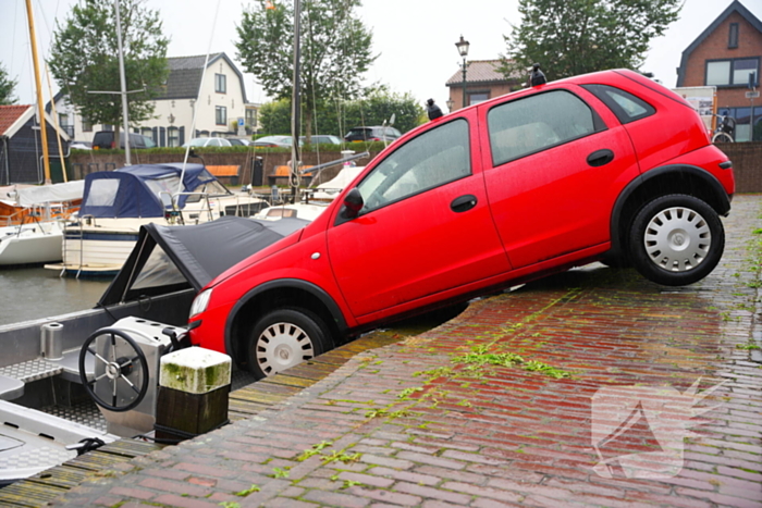 Auto rolt tegen boot aan