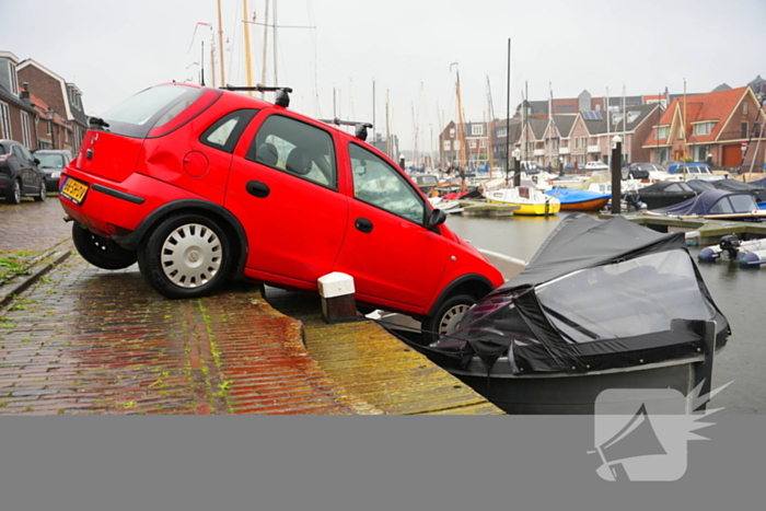 Auto rolt tegen boot aan