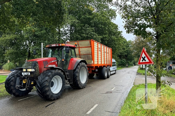 Achteruitrijdende tractor bestuurder ziet taxibus over het hoofd