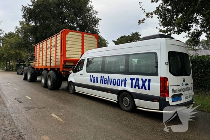 Achteruitrijdende tractor bestuurder ziet taxibus over het hoofd