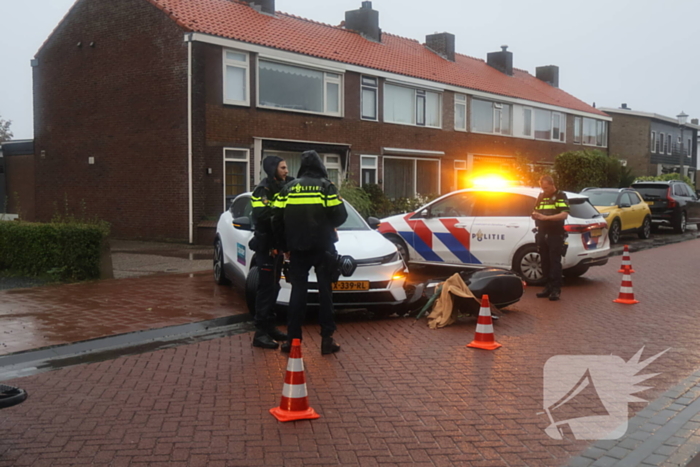 Automobilist ziet scooterrijdster over het hoofd