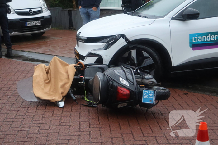 Automobilist ziet scooterrijdster over het hoofd