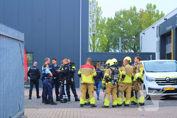 Brandweer onderzoekt mogelijk gaslek in garagebedrijf