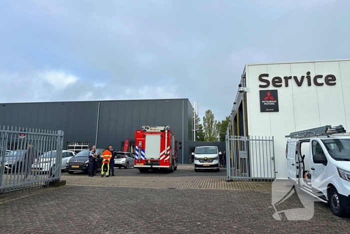 Brandweer onderzoekt mogelijk gaslek in garagebedrijf